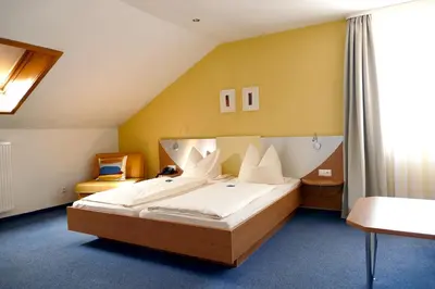 Ein Bett oder Betten in einem Zimmer der Unterkunft Hasi's Hotel