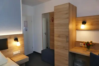 Ein Bett oder Betten in einem Zimmer der Unterkunft Hasi's Hotel