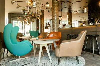 Ein Sitzbereich in der Unterkunft Motel One München-Westend