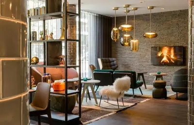 Ein Sitzbereich in der Unterkunft Motel One München-Westend