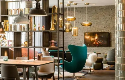 Ein Sitzbereich in der Unterkunft Motel One München-Westend