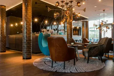 Ein Sitzbereich in der Unterkunft Motel One München-Westend