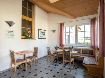 Ein Sitzbereich in der Unterkunft Pension Demmel, Bed & Breakfast