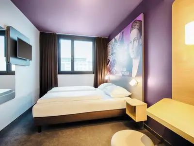 Ein Bett oder Betten in einem Zimmer der Unterkunft B&B Hotel Augsburg-West