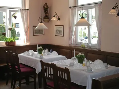 Ein Restaurant oder anderes Speiselokal in der Unterkunft Hotel-Gasthof-Kohlmeier