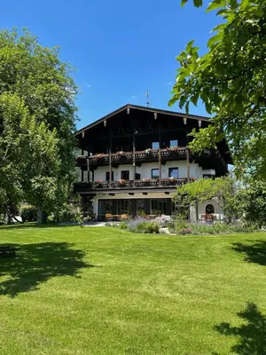 Ein Garten an der Unterkunft Alpenhof Landhotel Restaurant