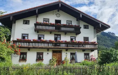Ein allgemeiner Bergblick oder ein Berglick von des Bauernhofs aus