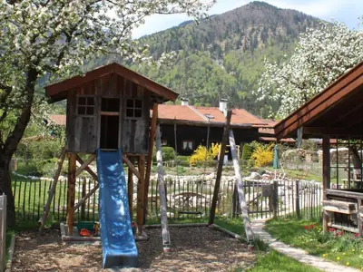 Ein allgemeiner Bergblick oder ein Berglick von des Bauernhofs aus