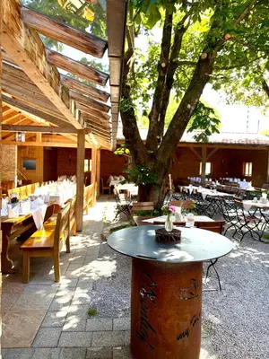 Ein Restaurant oder anderes Speiselokal in der Unterkunft Gasthof & Hotel Jägerwirt
