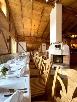 Ein Restaurant oder anderes Speiselokal in der Unterkunft Gasthof & Hotel Jägerwirt