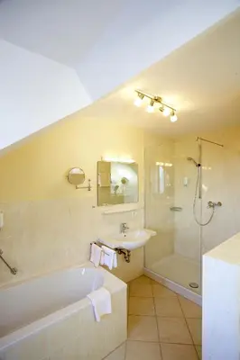 Ein Badezimmer in der Unterkunft Hotel Grünwald