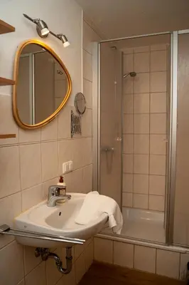 Ein Badezimmer in der Unterkunft WuhrsteinHaus, Heil- und Seminarzentrum Chiemgau