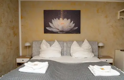 Ein Bett oder Betten in einem Zimmer der Unterkunft WuhrsteinHaus, Heil- und Seminarzentrum Chiemgau