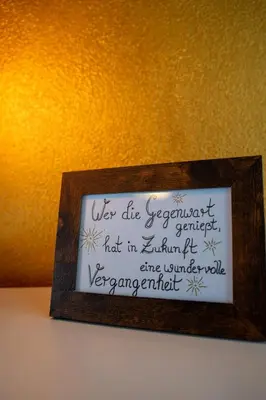 Ein Zertifikat, Auszeichnung, Logo oder anderes Dokument, das in der Unterkunft WuhrsteinHaus, Heil- und Seminarzentrum Chiemgau ausgestellt ist