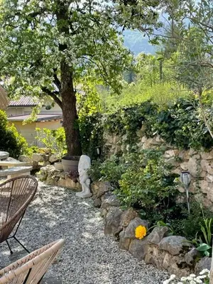Ein Garten an der Unterkunft WuhrsteinHaus, Heil- und Seminarzentrum Chiemgau