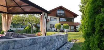 Ein Garten an der Unterkunft Ferienwohnung Siglreitmaier 2