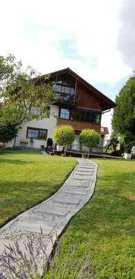 Ein Garten an der Unterkunft Ferienwohnung Siglreitmaier 2