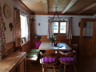 Ein Sitzbereich in der Unterkunft Reithamer Bergfensterl
