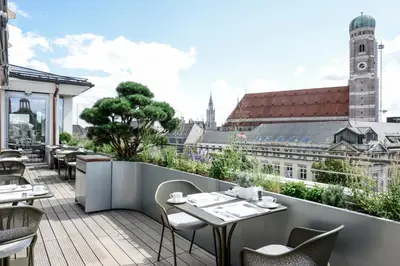Ein Restaurant oder anderes Speiselokal in der Unterkunft Hotel Bayerischer Hof