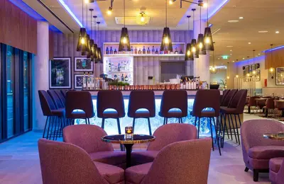 Ein Sitzbereich in der Unterkunft Leonardo Hotel Augsburg