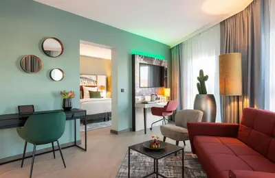 Ein Sitzbereich in der Unterkunft Leonardo Hotel Augsburg
