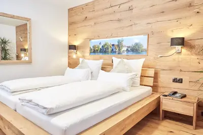 Ein Bett oder Betten in einem Zimmer der Unterkunft Zum Fischer am See ***S