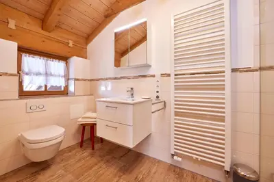 Ein Badezimmer in der Unterkunft Appartements Gasthof Schleifmühle Unterammergau