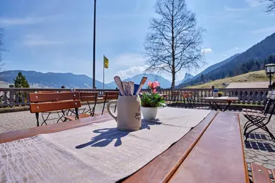 Ein allgemeiner Bergblick oder ein Berglick von des Bed & Breakfasts aus