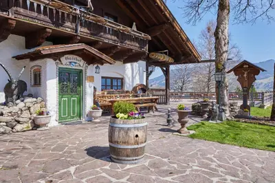 Ein Garten an der Unterkunft Appartements Gasthof Schleifmühle Unterammergau