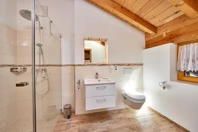 Ein Badezimmer in der Unterkunft Appartements Gasthof Schleifmühle Unterammergau