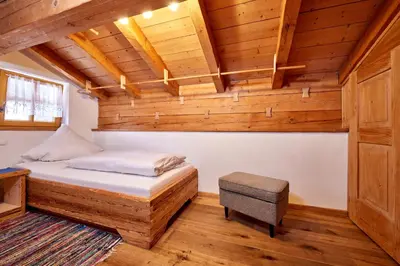 Ein Bett oder Betten in einem Zimmer der Unterkunft Appartements Gasthof Schleifmühle Unterammergau