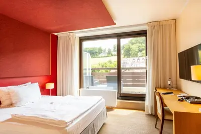 Ein Bett oder Betten in einem Zimmer der Unterkunft Seehotel Leoni