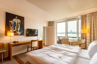 Ein Bett oder Betten in einem Zimmer der Unterkunft Seehotel Leoni
