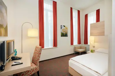 Ein Bett oder Betten in einem Zimmer der Unterkunft H+ Hotel München