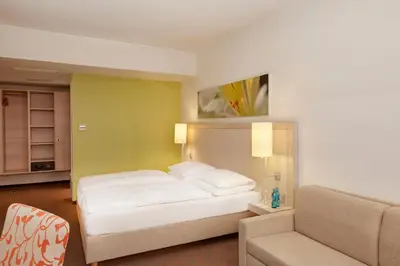 Ein Bett oder Betten in einem Zimmer der Unterkunft H+ Hotel München