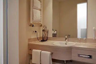 Ein Badezimmer in der Unterkunft H+ Hotel München
