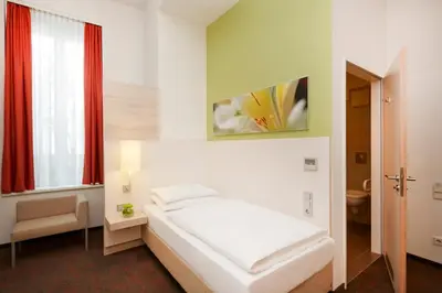 Ein Bett oder Betten in einem Zimmer der Unterkunft H+ Hotel München