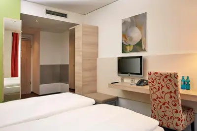 Ein Bett oder Betten in einem Zimmer der Unterkunft H+ Hotel München