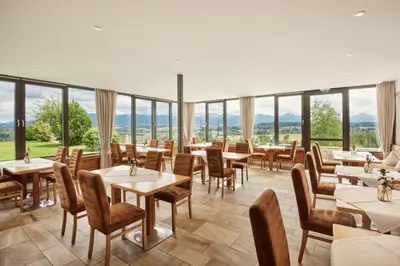 Ein Restaurant oder anderes Speiselokal in der Unterkunft Hotel Gsteig
