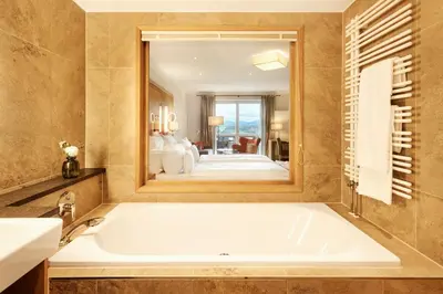 Ein Badezimmer in der Unterkunft Hotel Gsteig