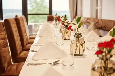 Ein Restaurant oder anderes Speiselokal in der Unterkunft Hotel Gsteig
