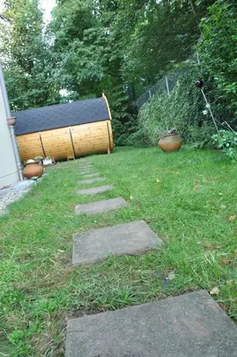 Ein Garten an der Unterkunft Holz-Wohnfass in München-Nymphenburg