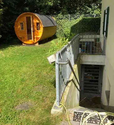 Ein Garten an der Unterkunft Holz-Wohnfass in München-Nymphenburg