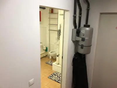 Ein Badezimmer in der Unterkunft Holz-Wohnfass in München-Nymphenburg