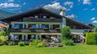 Ein Garten an der Unterkunft Hotel Garni Zugspitz