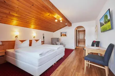 Ein Bett oder Betten in einem Zimmer der Unterkunft Hotel Garni Zugspitz