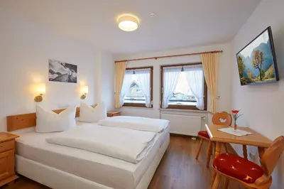 Ein Bett oder Betten in einem Zimmer der Unterkunft Hotel Garni Zugspitz