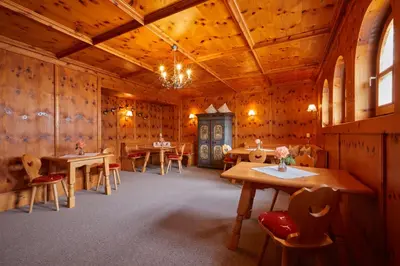 Ein Restaurant oder anderes Speiselokal in der Unterkunft Hotel Garni Zugspitz