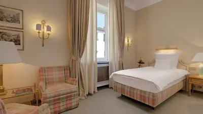 Ein Bett oder Betten in einem Zimmer der Unterkunft Hotel Excelsior München