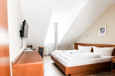 Ein Bett oder Betten in einem Zimmer der Unterkunft Hotel Blutenburg